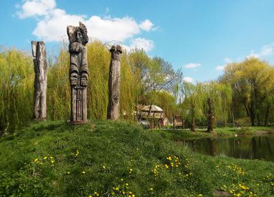 Деревянные фигуры в гидропарке "Топильче" в Тернополе